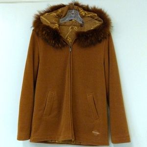 Hooded camel Dismero 2 pocket satin lined jacket with fox fur trim on the hood